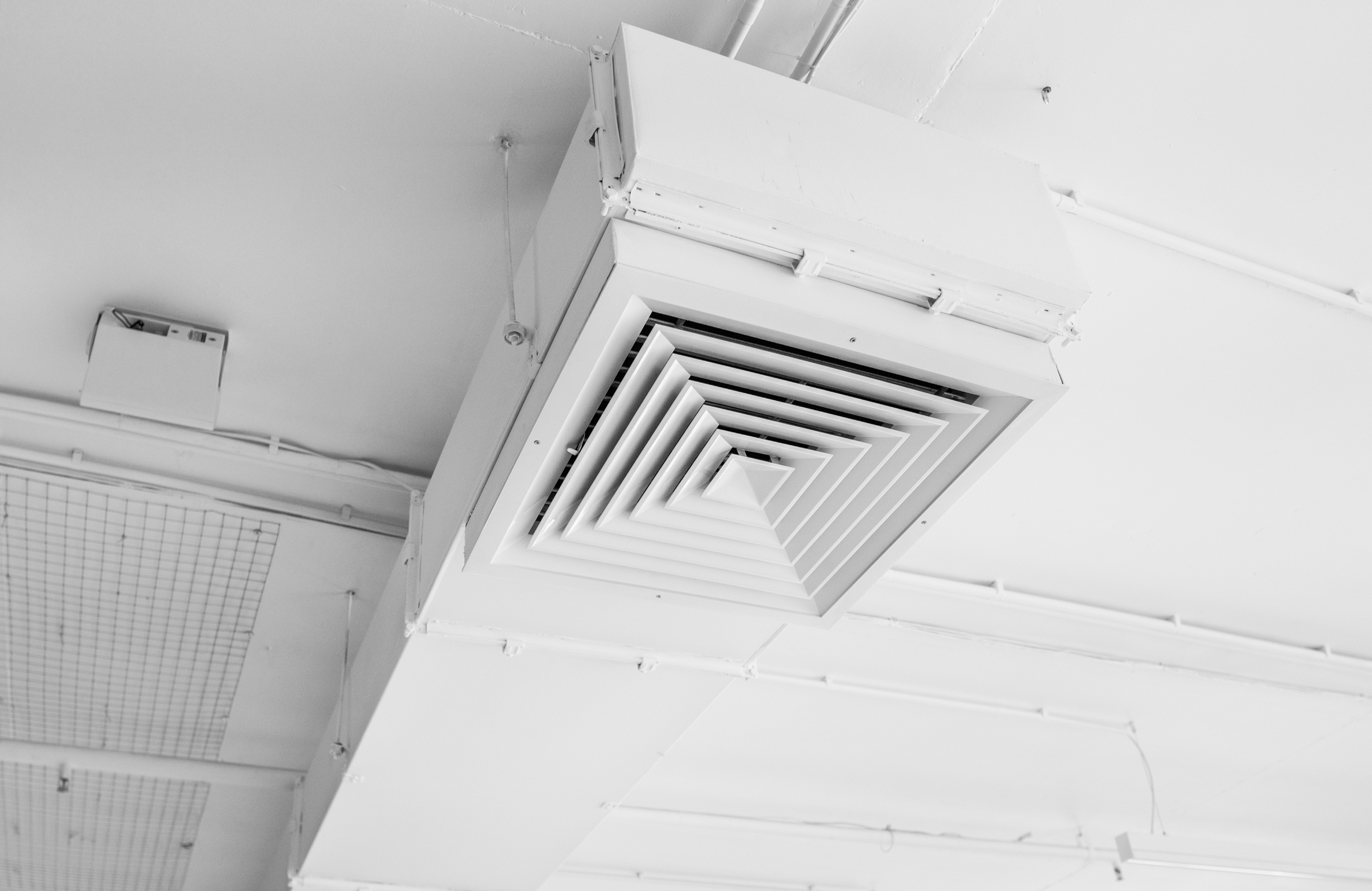 Square ceiling air vent with concentric louvers